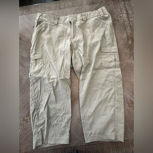Duluth Trading Co. Beige Capri Pants Sz 20W Cargo Pockets Waist 42” Inseam 22”